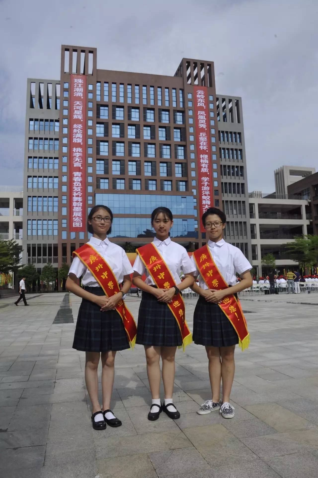 广州中学今天揭牌啦教室宿舍颜值高学生投币就可用洗衣机
