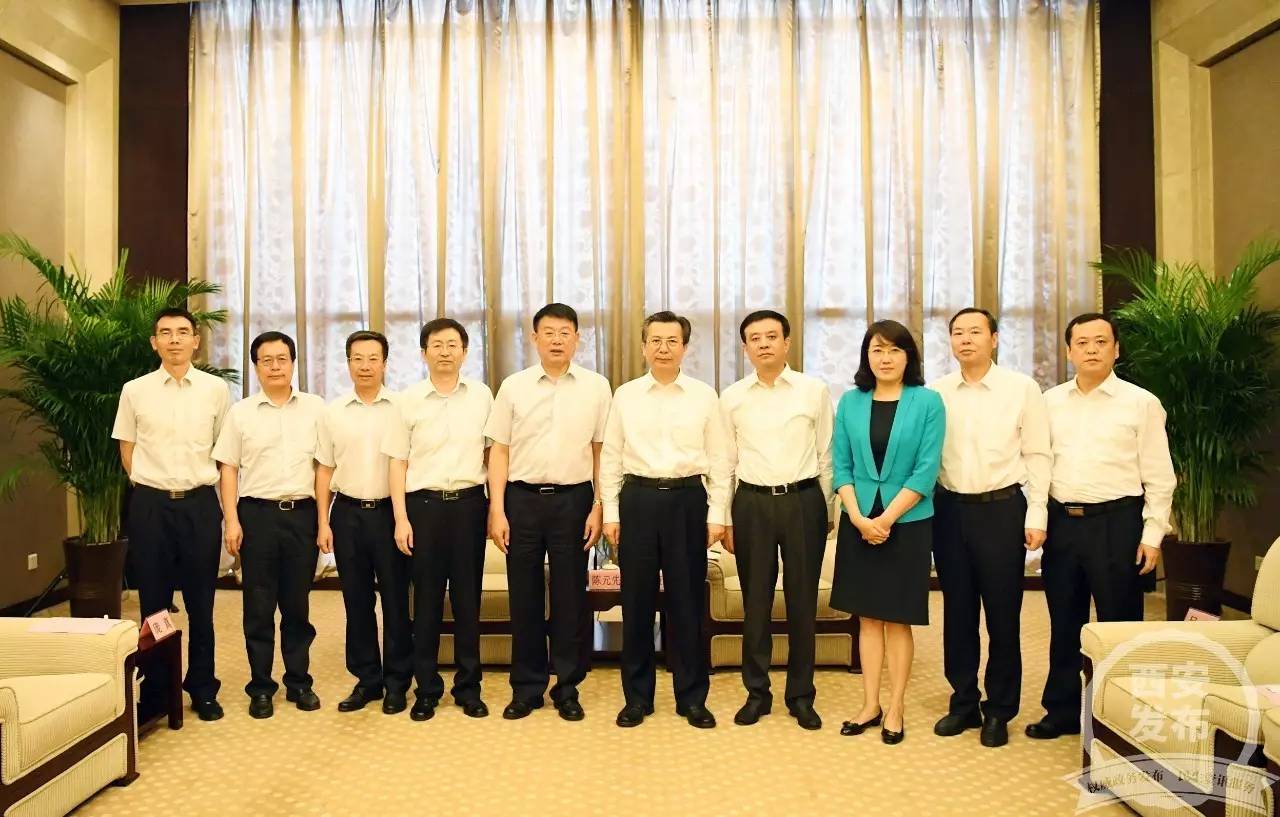 王永康等领导与陈元先一行合影| 市委常委吕健,李婧,卢凯参加座谈.