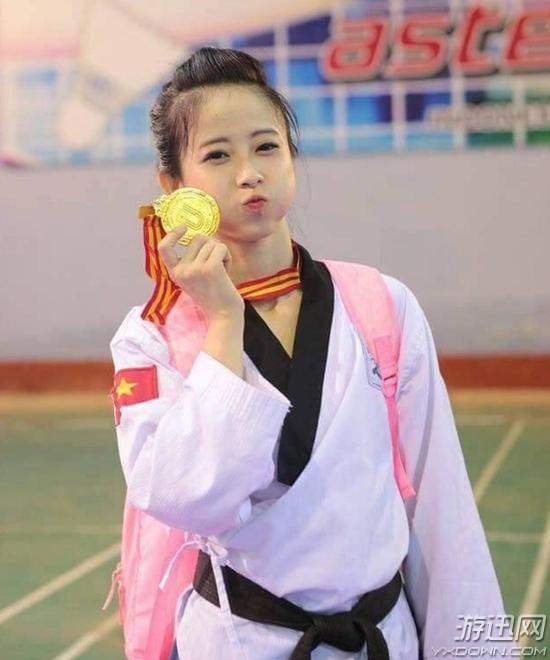 跆拳道美女晒泳装高难度一字马!网友:能在台湾出道了
