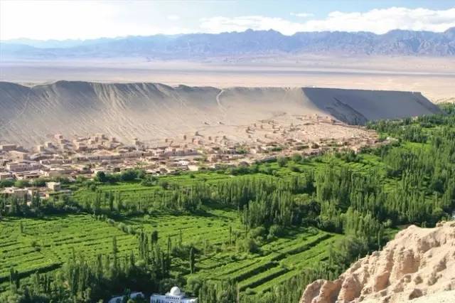 吐鲁番的绿洲农业天山半岛东西延伸,其宽阔的底部留在中亚,尖锐的顶端