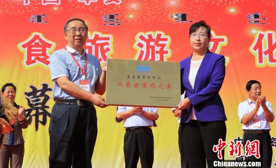 此前,卓资县县委书记王晓军在接受记者采访时表示,作为火车头拉出的"