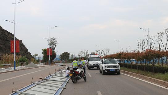小伙自学开摩托 上公路练胆惹车祸
