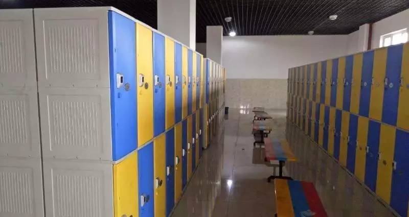 大庆一开路虎,捷豹的老板,专偷温泉更衣室里的名表!最贵的竟值