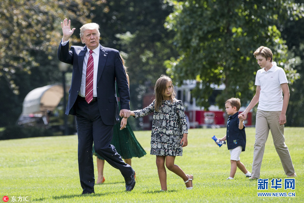 美国总统特朗普偕家人前往戴维营,幼子巴伦全程手牵姐姐伊万卡的儿子