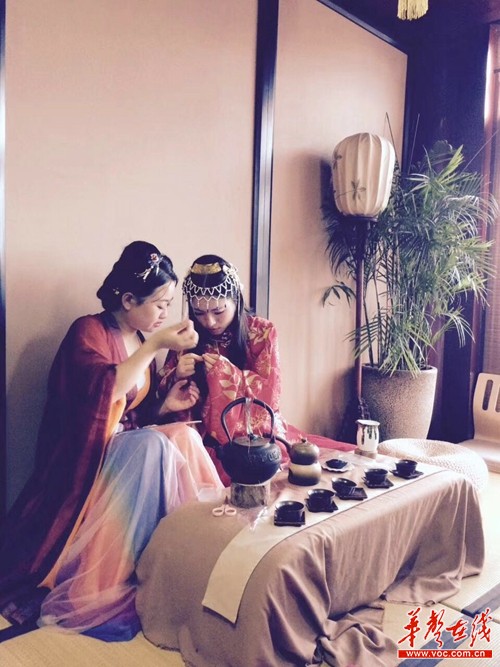 湘绣美人抛绣球做女红长沙市民体验传统七夕文化