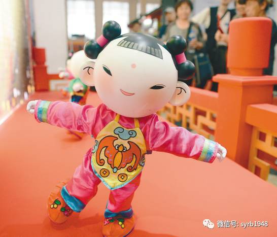 其设计者为清华大学美术学院吴冠英教授,创意源自"金童玉女",有招财