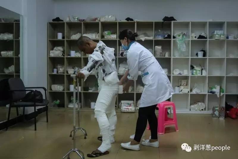 全身敷上一层药后,还需再包扎一层纱布.