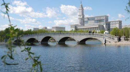 推荐理由:松花江畔一直都是情侣们的心头好,坐在那里吹吹江风,什么话