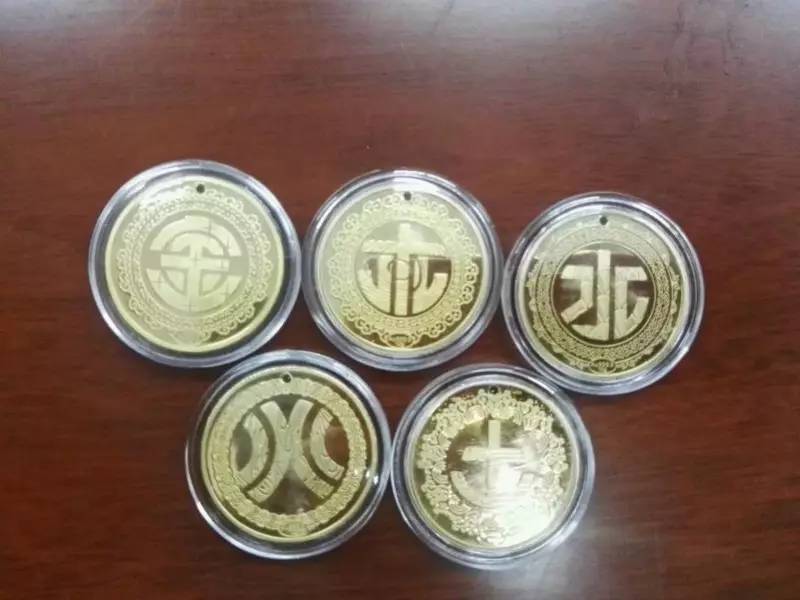 宋密秋推出的五行金币.新京报记者 王翀鹏程 摄