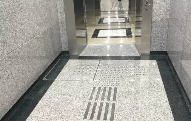 全线各站点均设置了垂直电梯及盲道,方便残疾人士(轮椅)安全乘车和