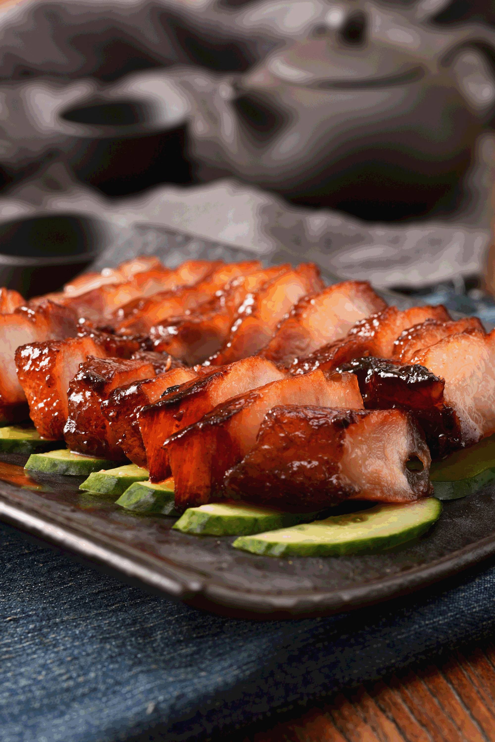 中药汤汁有些微的苦味,同时也有草药香气,和鸭肉鸭皮搭配而食倒恰好的