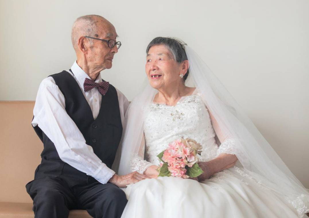 "她需要我,我就留下来陪她"——9旬老人跨世纪的爱情