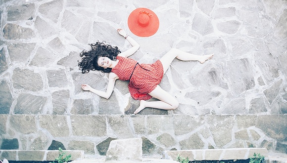 天下奇闻美国警察欲阻女子自杀反将其击毙荷兰男子多