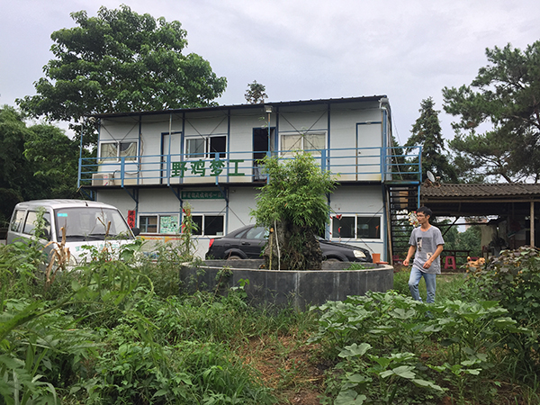 作为知名高校毕业生,张柏铭回乡养鸡,遭家人强烈反对,父子关系至今