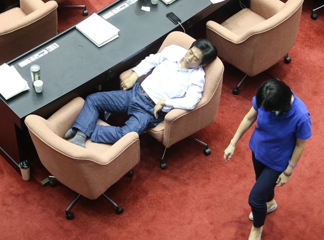 台"立法院"彻夜表决:有人体力不支翘脚瘫睡