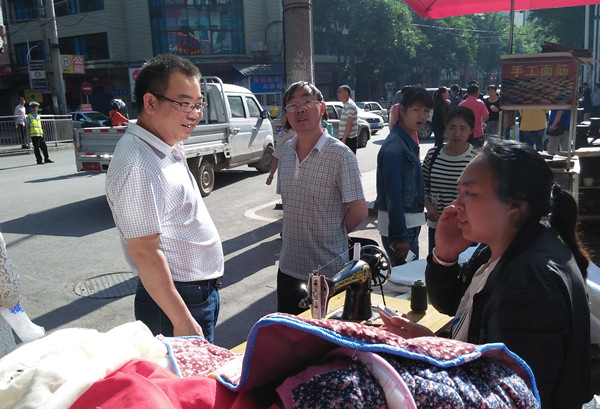 大方县委第三巡察组进驻县文广局,正在查阅财务票据纳雍县龙场镇群众