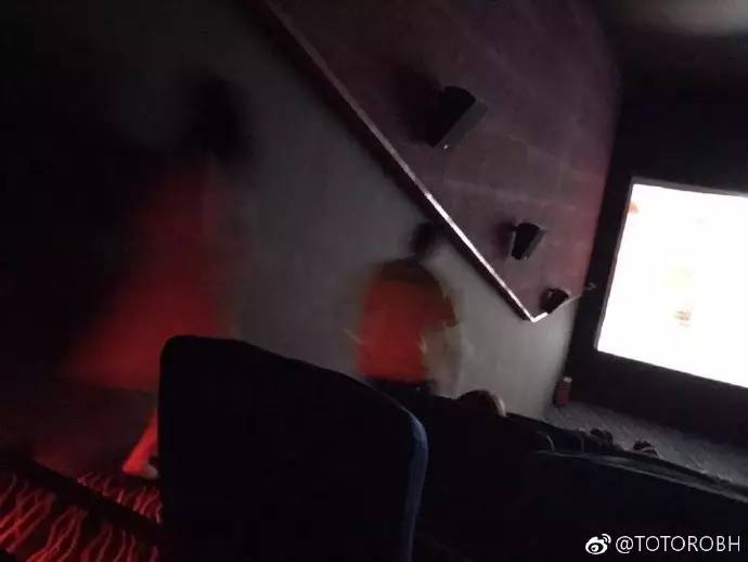 【最强回复】好猛!脱单电影院女生直接扑上
