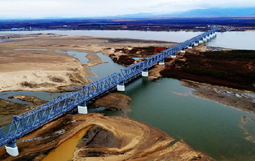 2014年开工的同江中俄铁路大桥工程项目建设正稳步推进