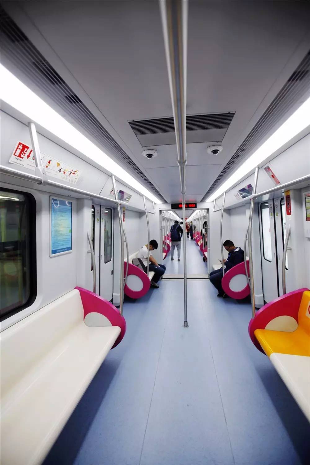 地铁3号线开通,昆明地铁布局呈十字交叉,以后去机场可以坐地铁啦