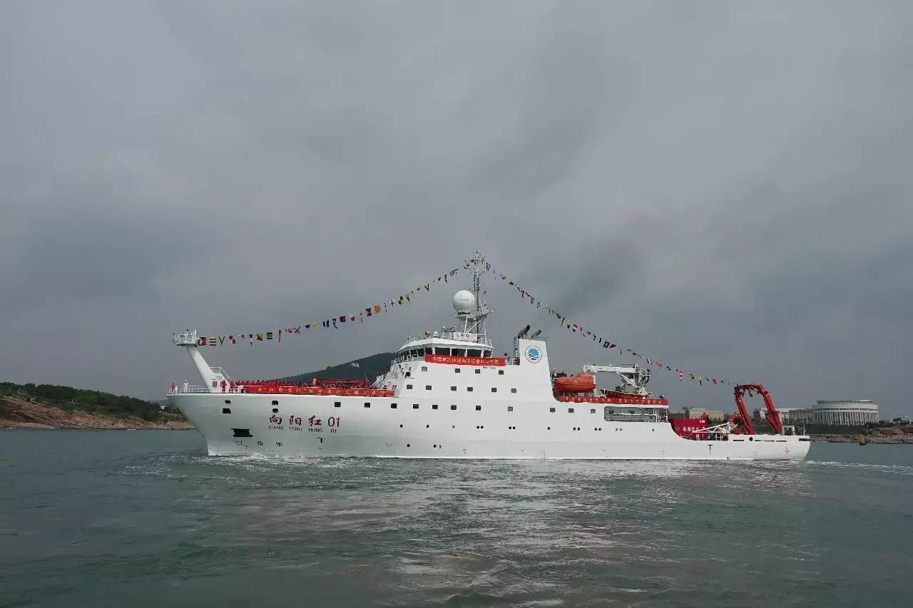 8月28日上午9点30分,"向阳红01"船汽笛长鸣,缓缓离开青岛国家深海基地