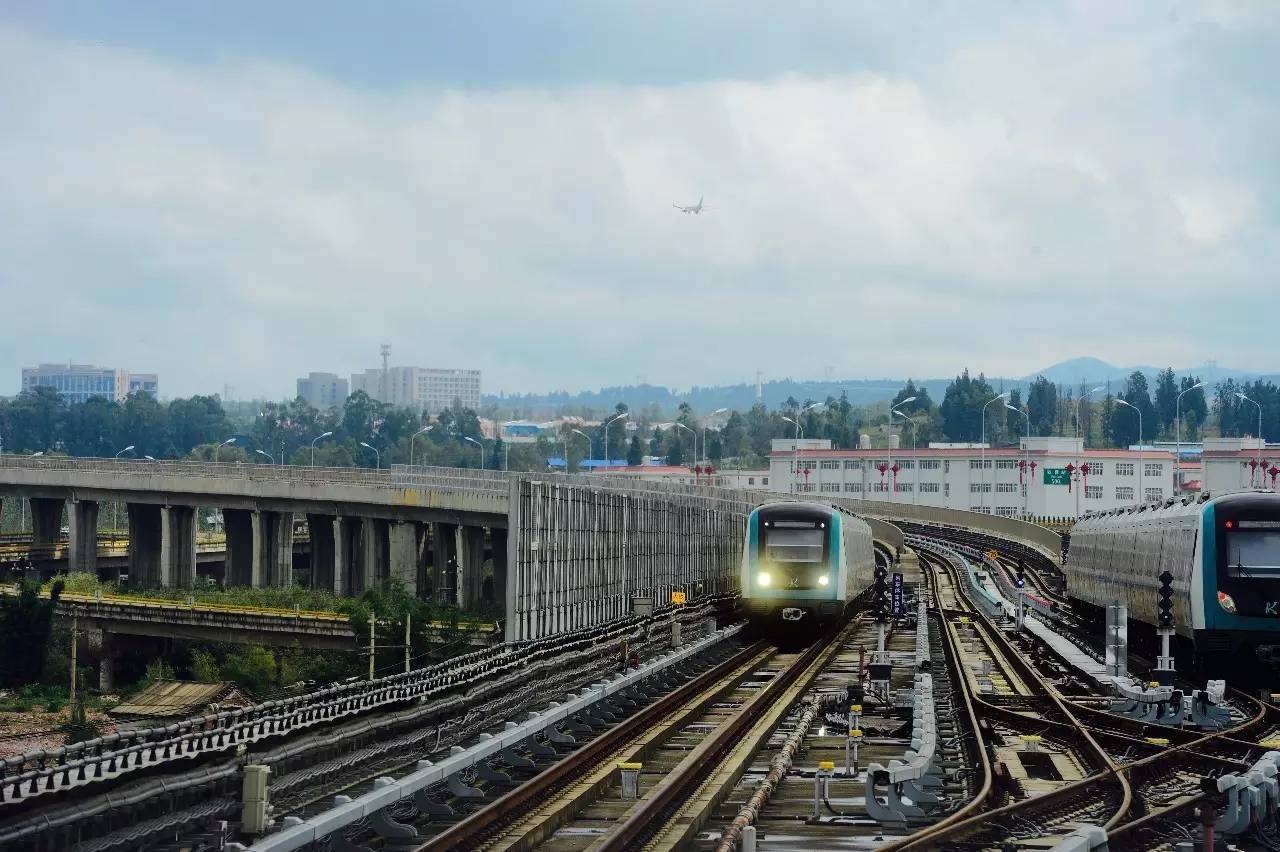 今天早上,承载着众多人期待的昆明3号线,6号线一期,开通试运营载客了!