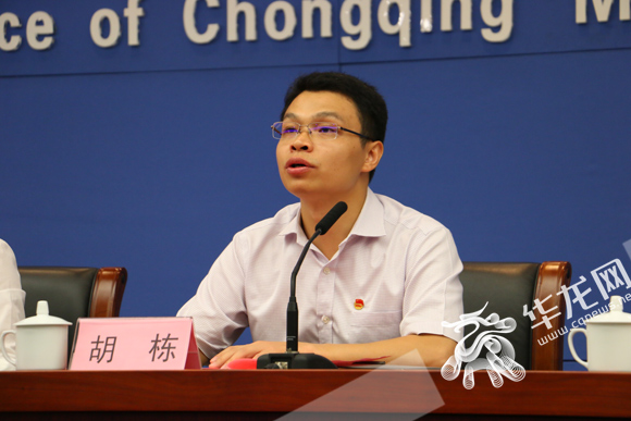 图为团市委副书记胡栋发布情况.