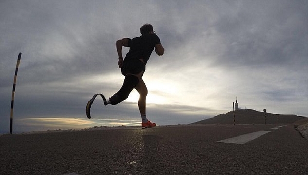 励志!英截肢男子坚持奔跑欲破马拉松世界纪录