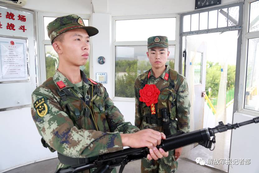 武警宁夏总队石嘴山支队为服役期满的士兵举行了向警徽,队旗,哨位等