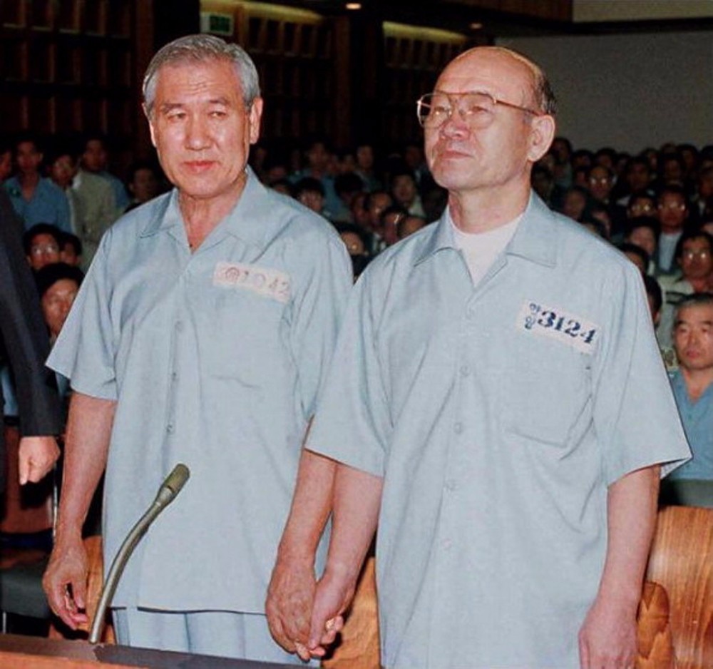 全斗焕(右)和卢泰愚受审.