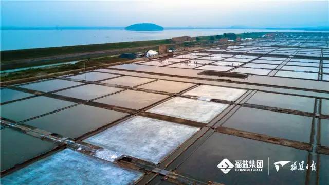 图片摄影郑成乐海盐是以海水(含沿海地下卤水)为原料制成的盐.