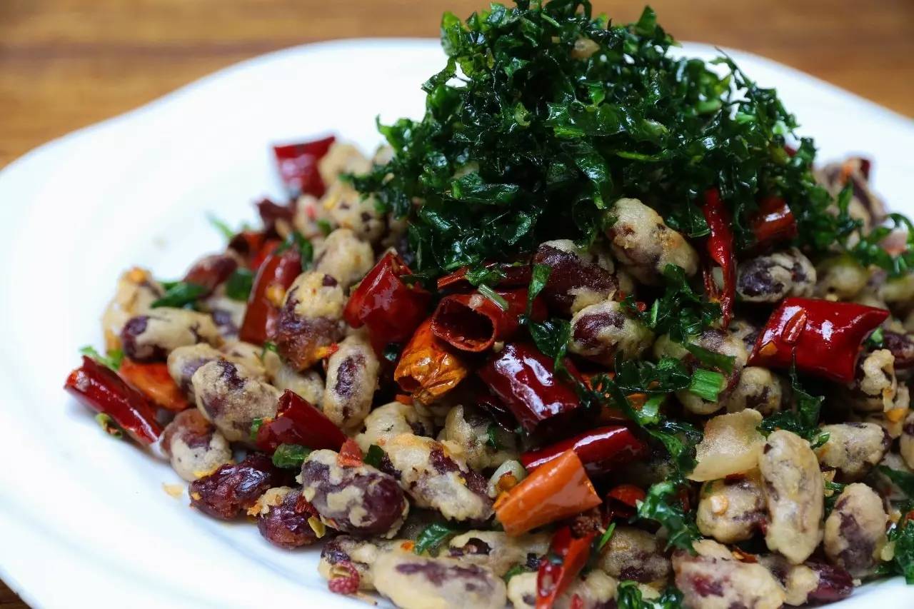 很喜欢另一道像零嘴一样的菜品——苦菜酥红豆.