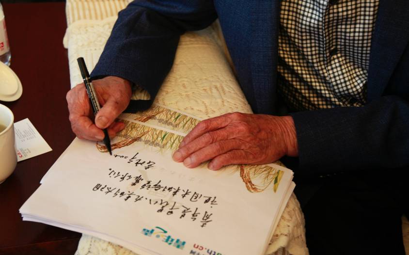 袁隆平向广大青年寄语:青年是早晨八,九点的太阳;祖国未来的希望靠