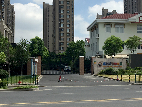 上海一小区周边出现众多驾考教练车引不满,交警总队已关注