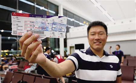 工作人员指导旅客在自助机前换登机牌市民使用车辆反寻系统寻找车位