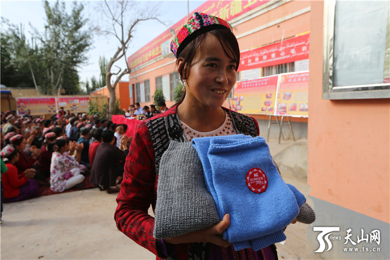 伽师县:民族团结一家亲 手工编品暖人心