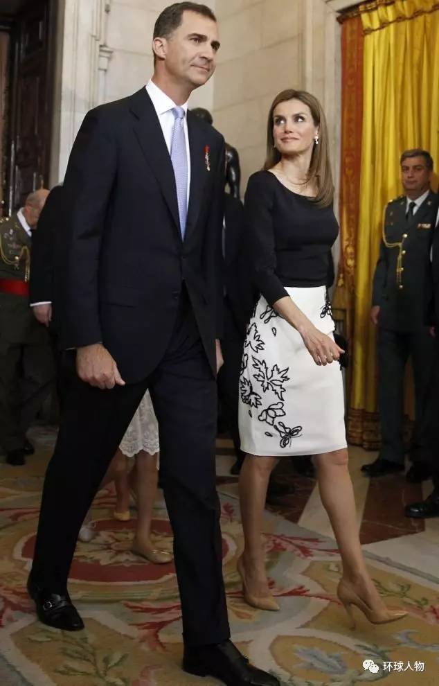 他是西班牙的三高国王,娶了灰姑娘,生了天仙