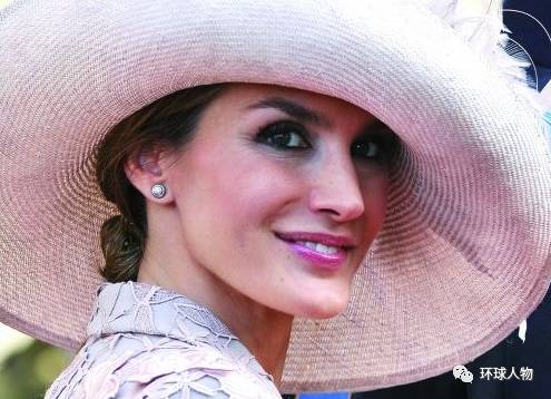 他是西班牙的三高国王,娶了灰姑娘,生了天仙