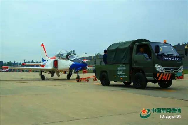 牵引车正牵引飞机滑向停机坪.