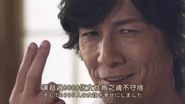 这一阳指猛啊!居然能在墙上抠出洞!是加藤鹰的徒弟?