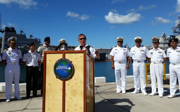 资料图:美军太平洋司令部司令哈里·哈里斯(前).