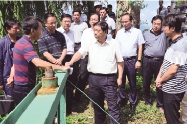 本报讯(记者 朱蕾 8月28日,州委副书记,州长杨健到大理市调研洱海