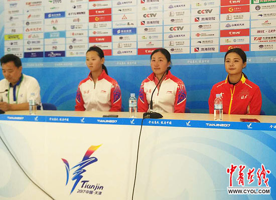 方玉婷,吕娜在包揽射箭女子个人赛冠亚军后拥抱.