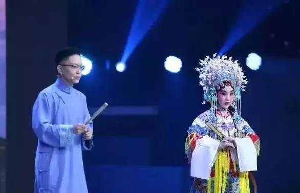 京剧演员王珮瑜和不断为了梦想而努力的年轻小青衣们,一起为大家献上