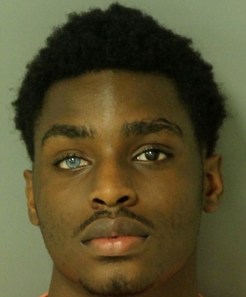 美"性感罪犯"变身男模 双瞳异色令人称奇