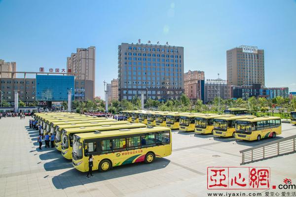 新疆呼图壁县48辆新公交车正式运营