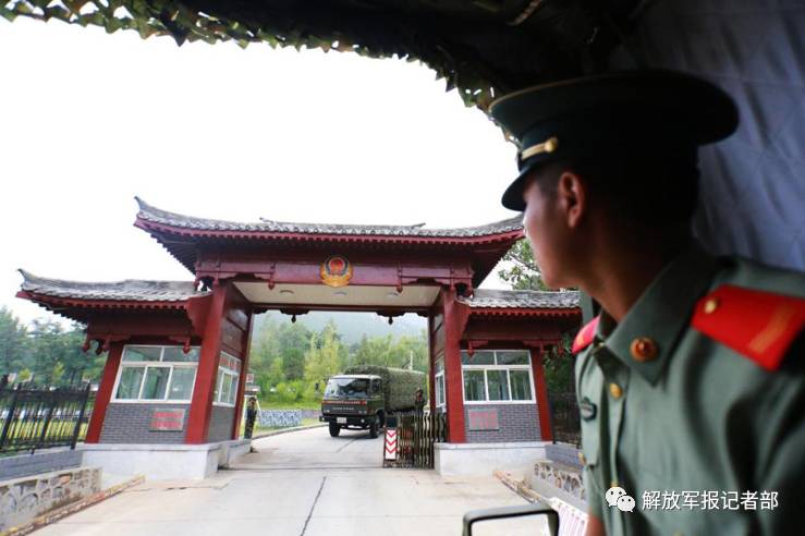 皮鞋擦得昂扬,行头整得利索儿,乘车到城里的部队大院参加向军旗告别