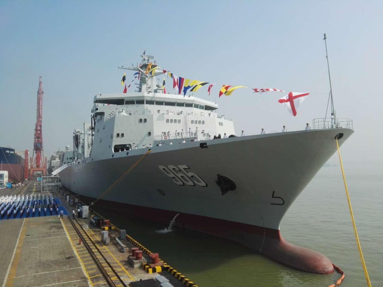 我国新型综合补给舰首舰交接入列