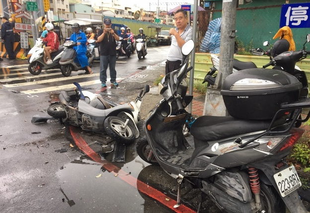 视频失控汽车横冲直撞逼停列车肇事女司机自称癫痫发作