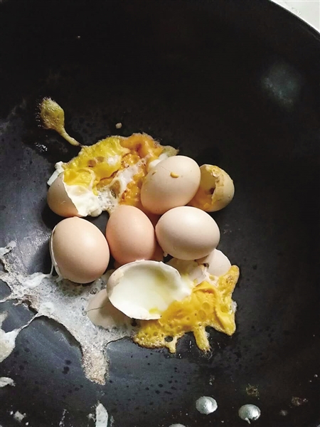 太兴奋煮蛋忘加水成铁板烧