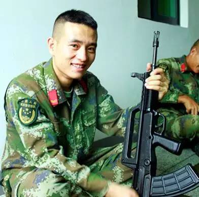 一朝戎装穿在身终生流淌士兵血敬礼老兵